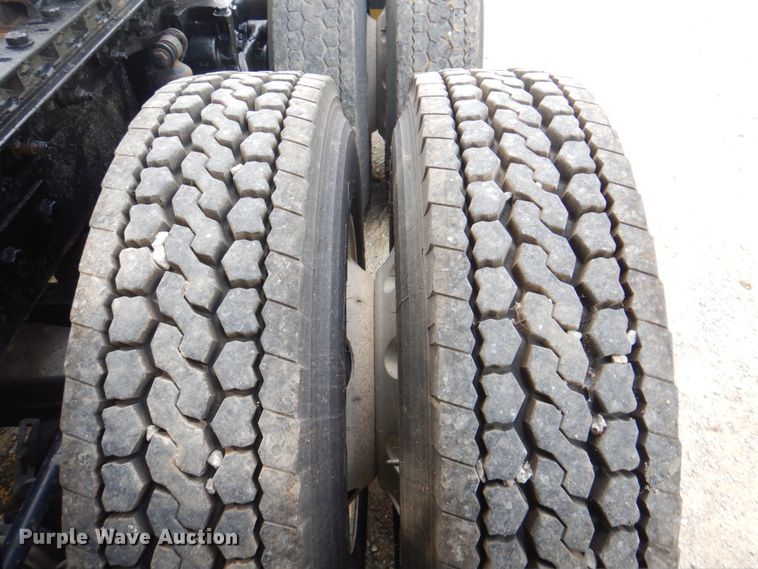 image for item JY9807 2010 Kenworth T600  semi truck