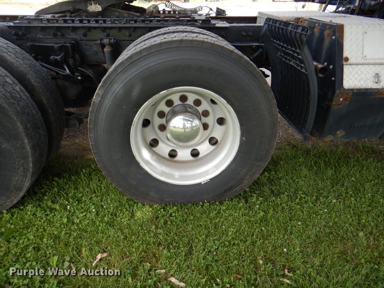 image for item JY9807 2010 Kenworth T600  semi truck