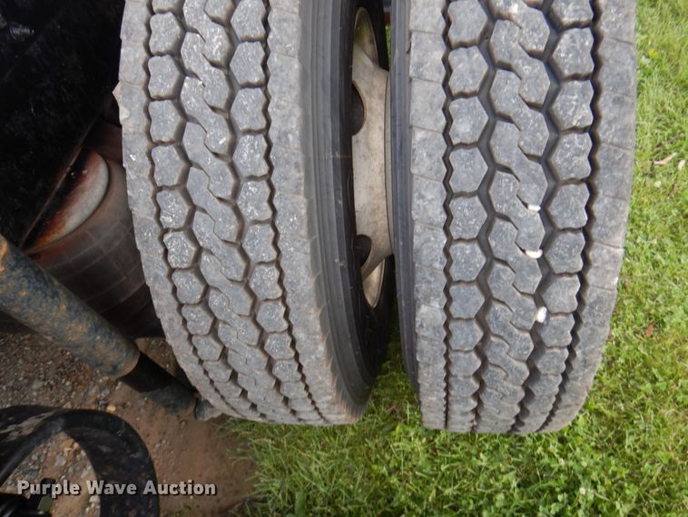 image for item JY9807 2010 Kenworth T600  semi truck