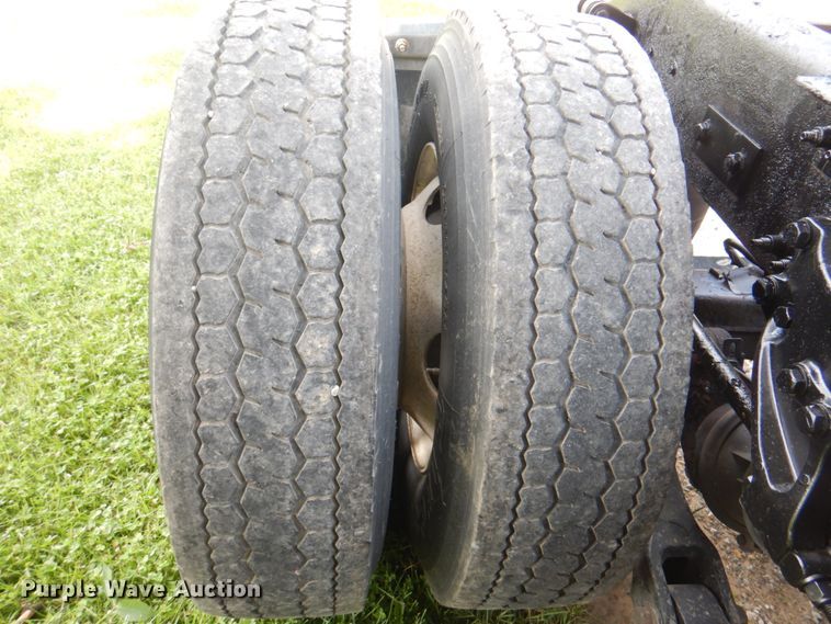 image for item JY9807 2010 Kenworth T600  semi truck