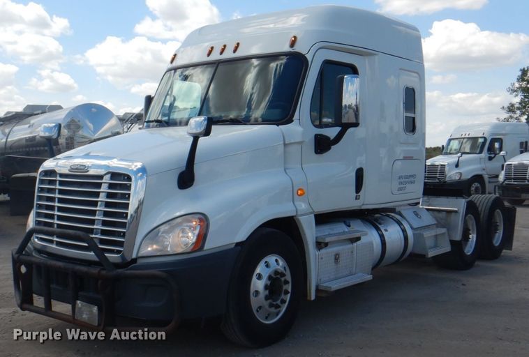 image for item JY9835 2014 Freightliner Cascadia 125  semi truck