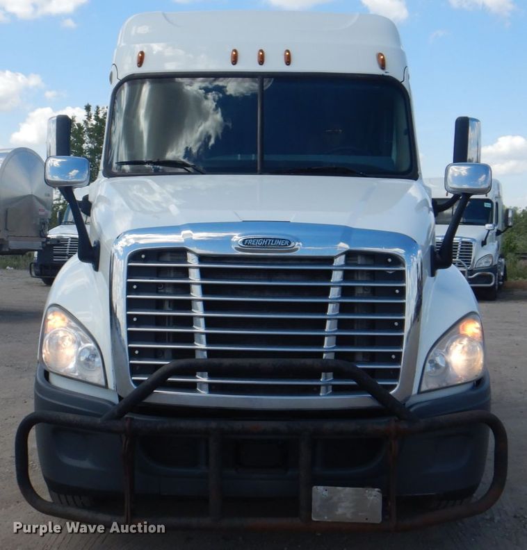 image for item JY9835 2014 Freightliner Cascadia 125  semi truck