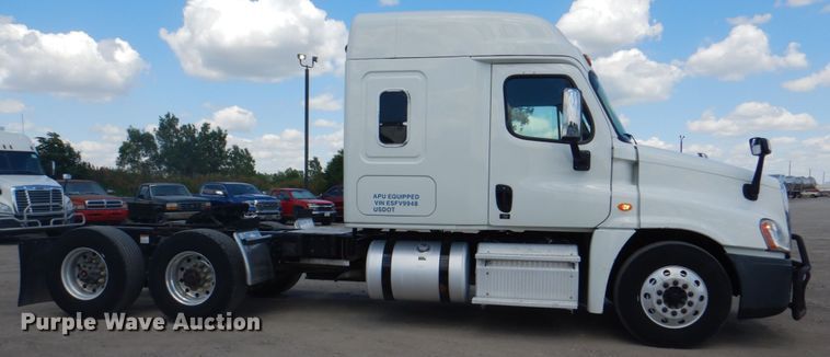 image for item JY9835 2014 Freightliner Cascadia 125  semi truck