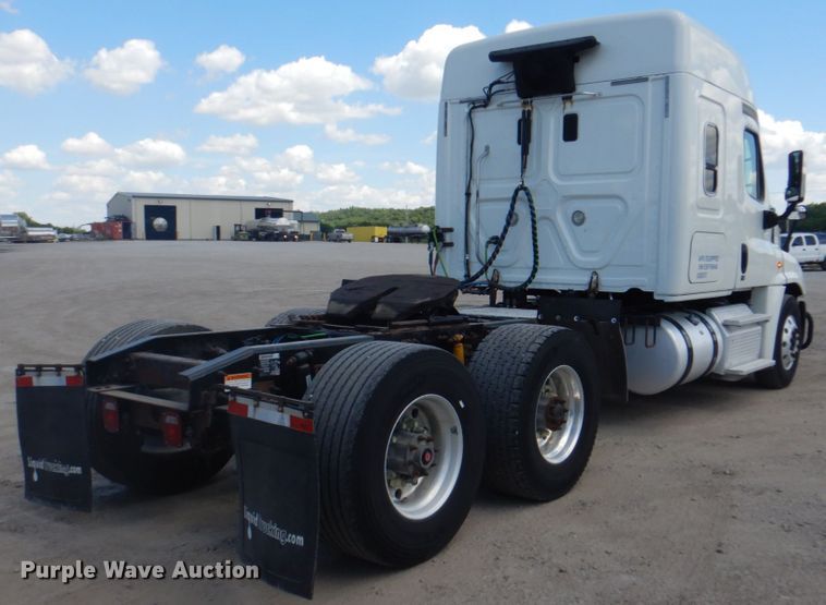 image for item JY9835 2014 Freightliner Cascadia 125  semi truck