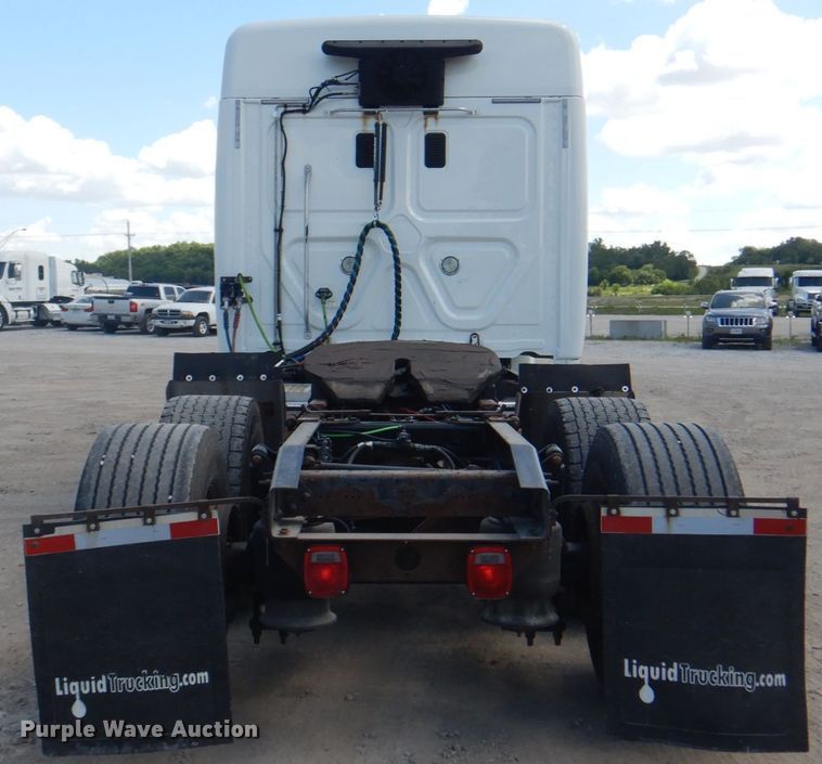 image for item JY9835 2014 Freightliner Cascadia 125  semi truck