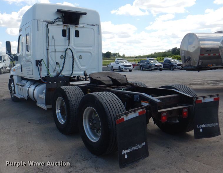 image for item JY9835 2014 Freightliner Cascadia 125  semi truck