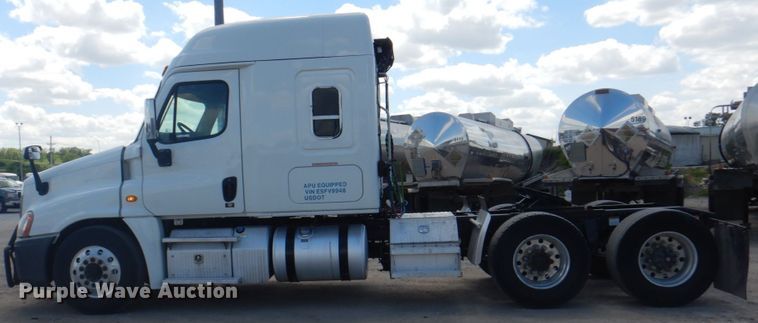 image for item JY9835 2014 Freightliner Cascadia 125  semi truck