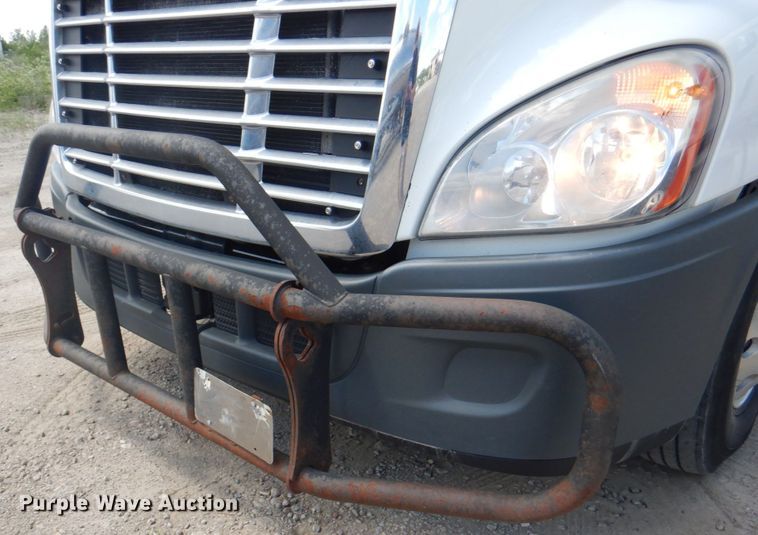 image for item JY9835 2014 Freightliner Cascadia 125  semi truck