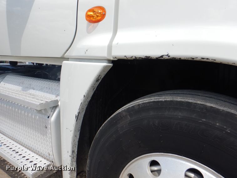 image for item JY9835 2014 Freightliner Cascadia 125  semi truck