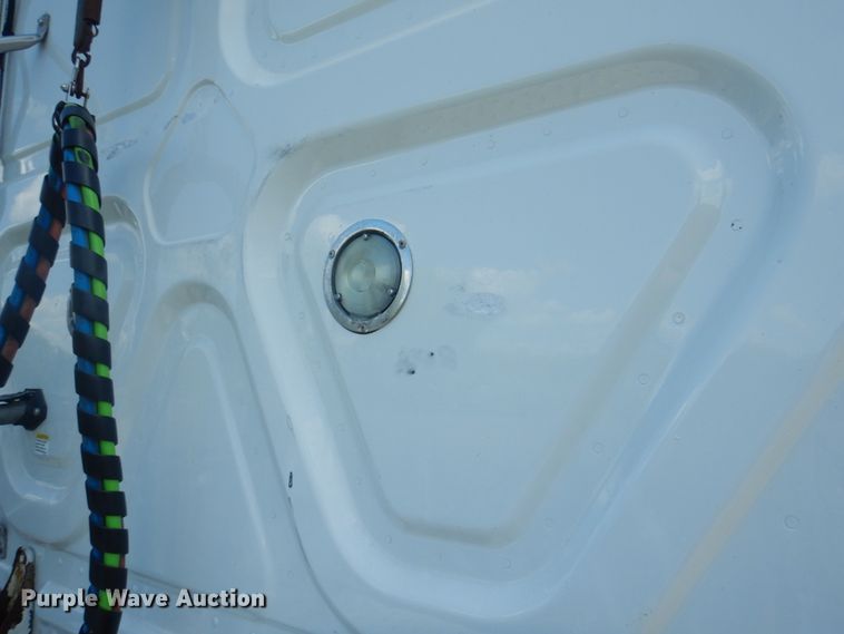 image for item JY9835 2014 Freightliner Cascadia 125  semi truck