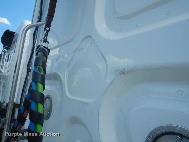 image for item JY9835 2014 Freightliner Cascadia 125  semi truck