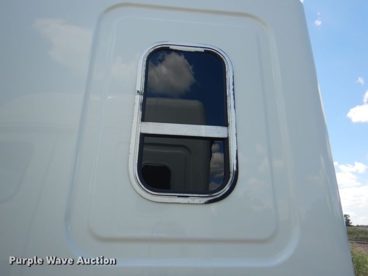 image for item JY9835 2014 Freightliner Cascadia 125  semi truck