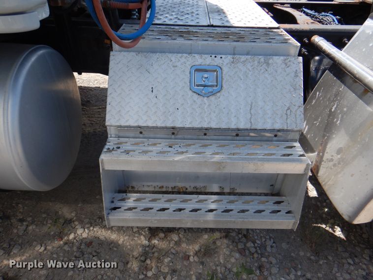 image for item JY9835 2014 Freightliner Cascadia 125  semi truck