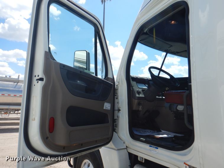 image for item JY9835 2014 Freightliner Cascadia 125  semi truck