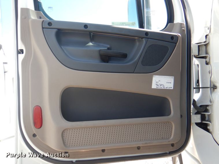 image for item JY9835 2014 Freightliner Cascadia 125  semi truck