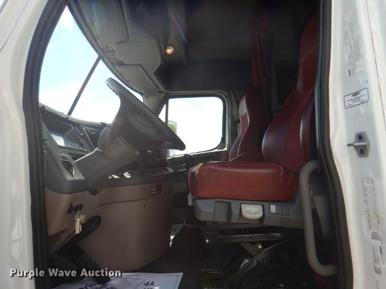 image for item JY9835 2014 Freightliner Cascadia 125  semi truck