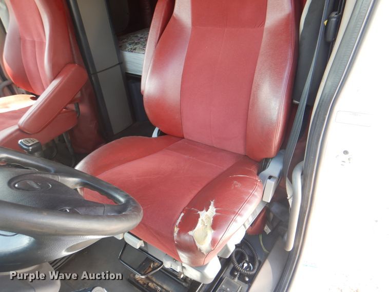 image for item JY9835 2014 Freightliner Cascadia 125  semi truck