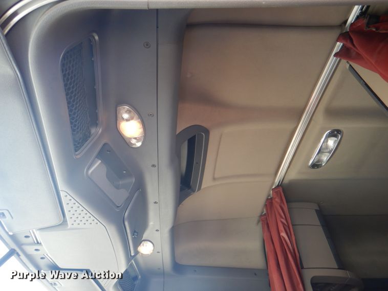 image for item JY9835 2014 Freightliner Cascadia 125  semi truck