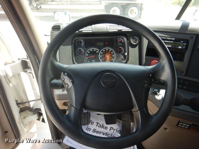 image for item JY9835 2014 Freightliner Cascadia 125  semi truck