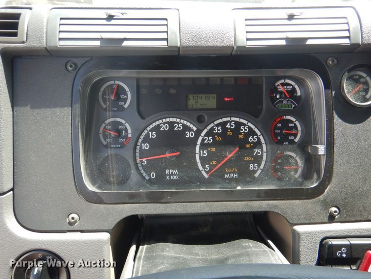 image for item JY9835 2014 Freightliner Cascadia 125  semi truck