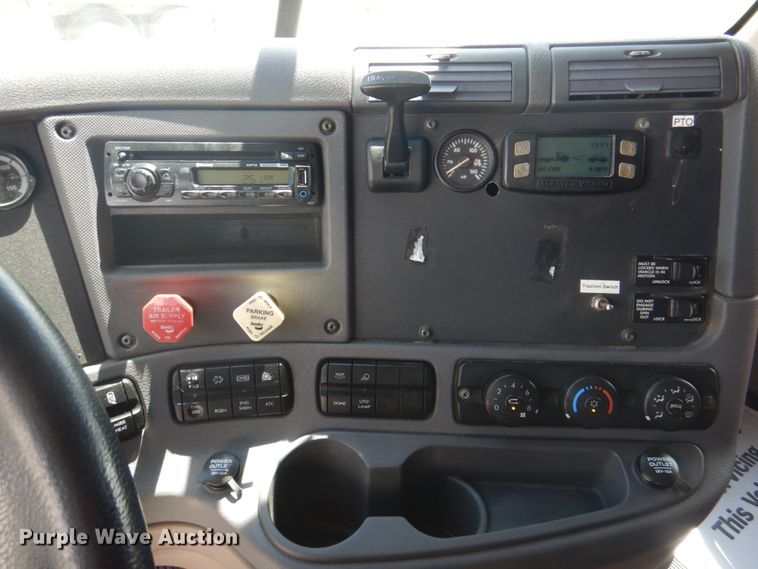 image for item JY9835 2014 Freightliner Cascadia 125  semi truck