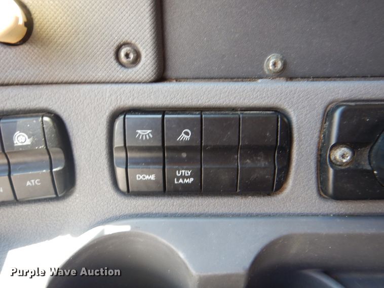 image for item JY9835 2014 Freightliner Cascadia 125  semi truck