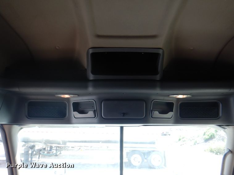 image for item JY9835 2014 Freightliner Cascadia 125  semi truck