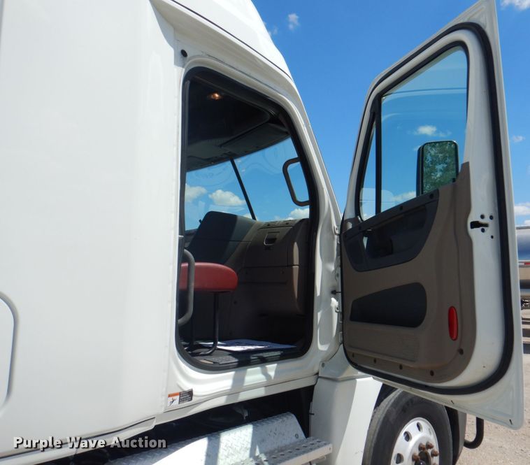 image for item JY9835 2014 Freightliner Cascadia 125  semi truck
