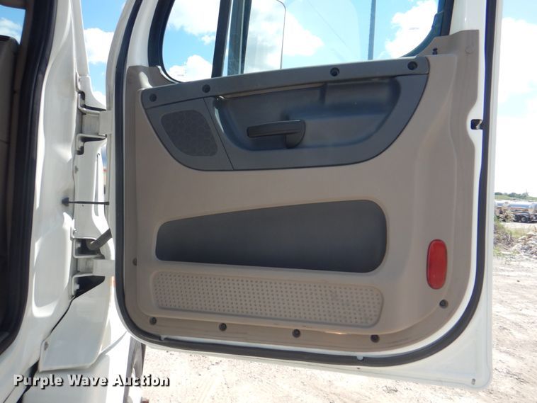 image for item JY9835 2014 Freightliner Cascadia 125  semi truck