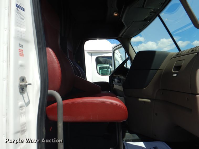 image for item JY9835 2014 Freightliner Cascadia 125  semi truck