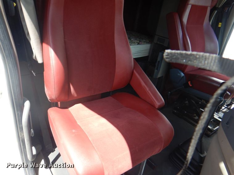 image for item JY9835 2014 Freightliner Cascadia 125  semi truck