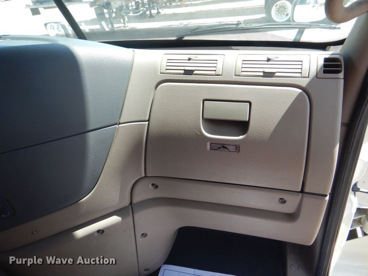 image for item JY9835 2014 Freightliner Cascadia 125  semi truck