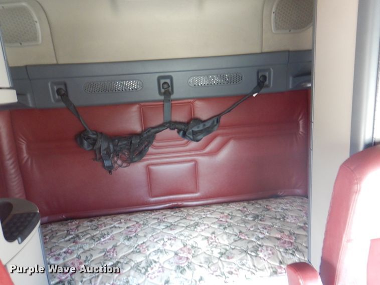 image for item JY9835 2014 Freightliner Cascadia 125  semi truck