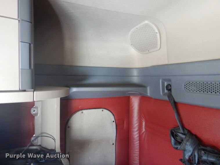 image for item JY9835 2014 Freightliner Cascadia 125  semi truck