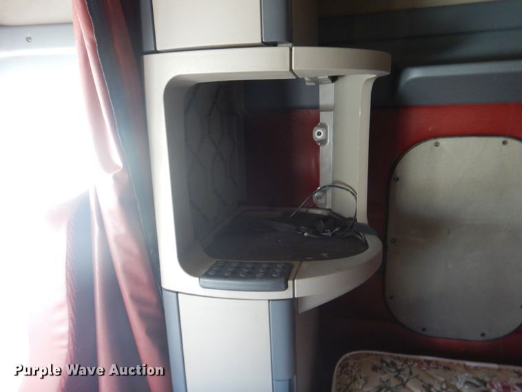 image for item JY9835 2014 Freightliner Cascadia 125  semi truck