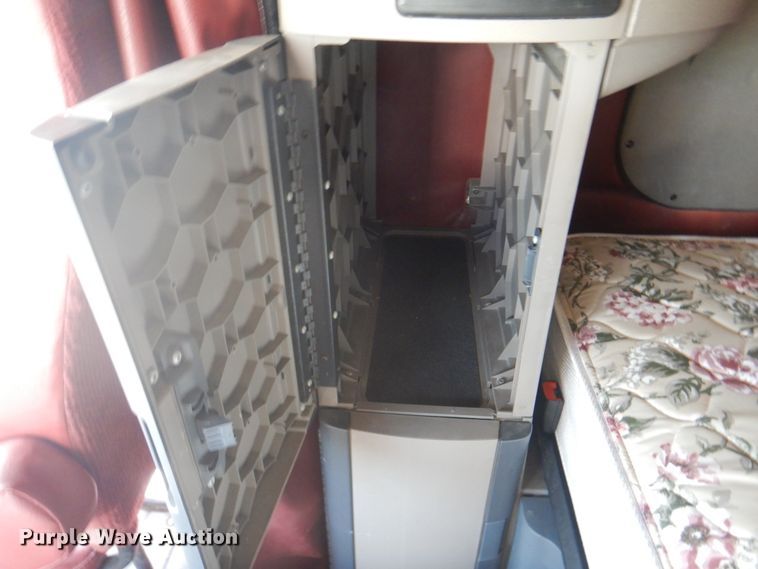 image for item JY9835 2014 Freightliner Cascadia 125  semi truck