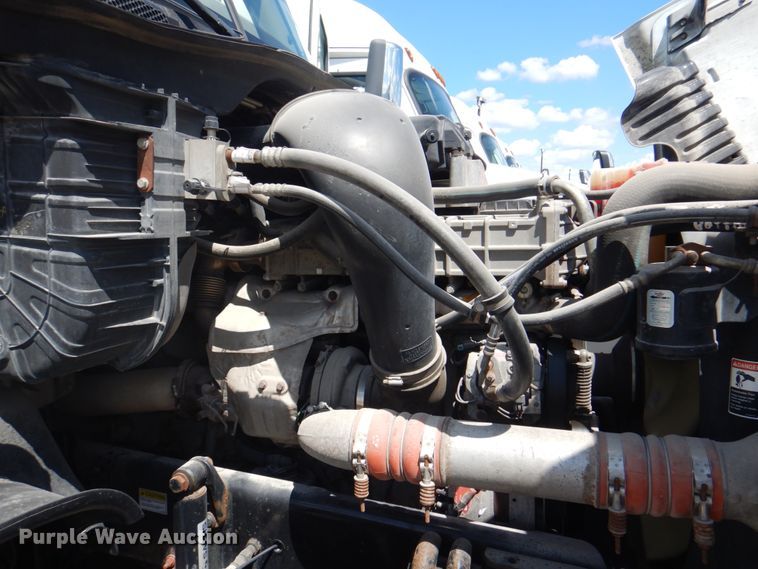 image for item JY9835 2014 Freightliner Cascadia 125  semi truck