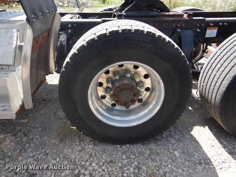 image for item JY9835 2014 Freightliner Cascadia 125  semi truck