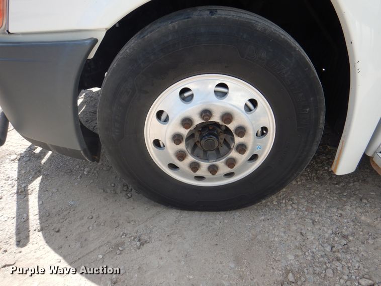 image for item JY9835 2014 Freightliner Cascadia 125  semi truck