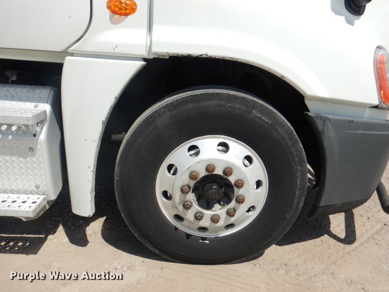 image for item JY9835 2014 Freightliner Cascadia 125  semi truck