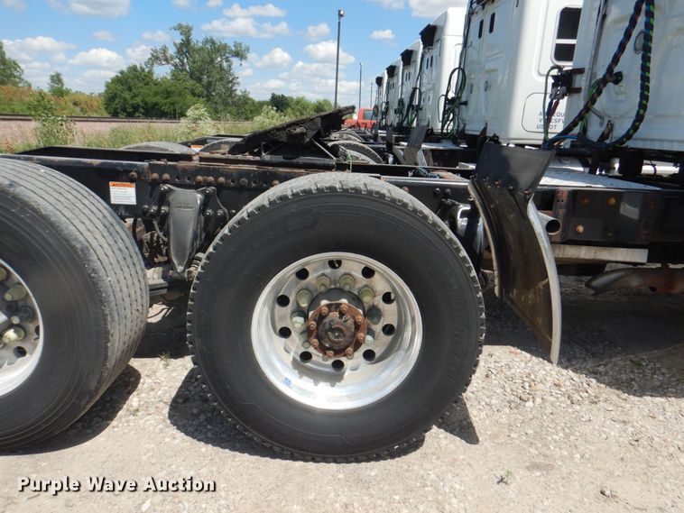 image for item JY9835 2014 Freightliner Cascadia 125  semi truck