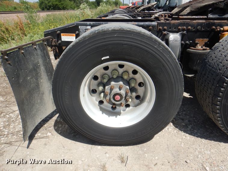 image for item JY9835 2014 Freightliner Cascadia 125  semi truck