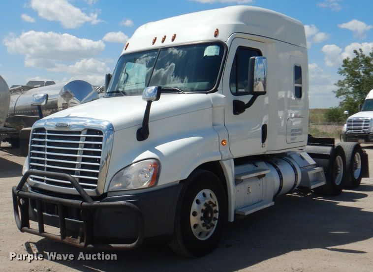 image for item JY9836 2014 Freightliner Cascadia 125  semi truck