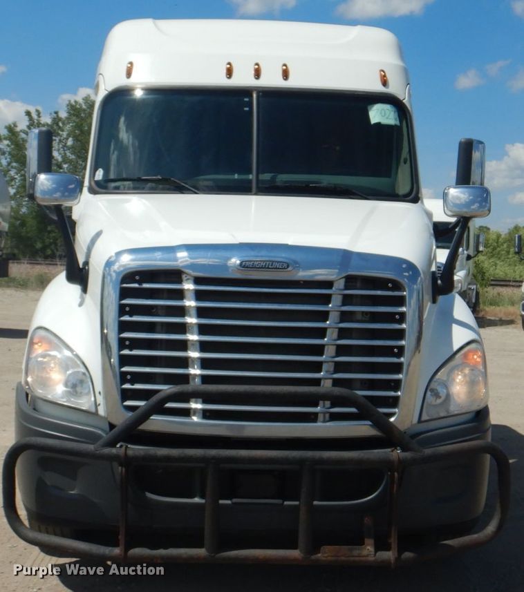 image for item JY9836 2014 Freightliner Cascadia 125  semi truck