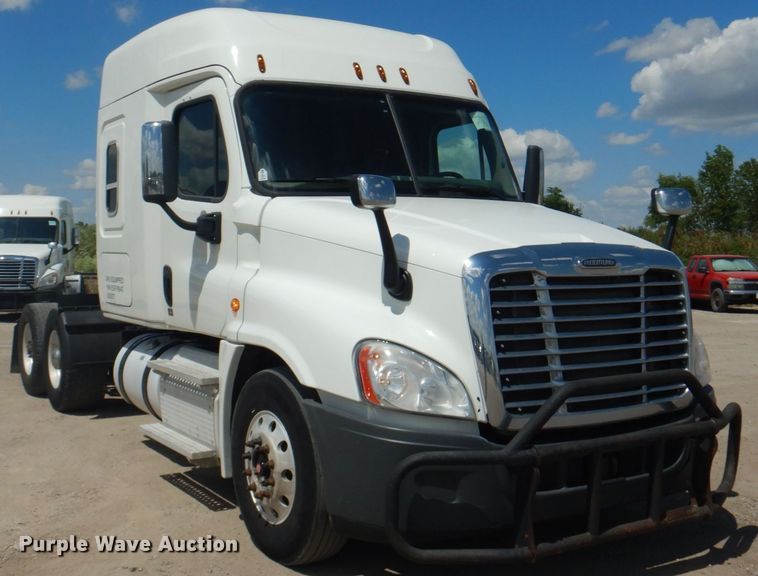image for item JY9836 2014 Freightliner Cascadia 125  semi truck