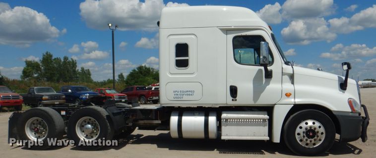 image for item JY9836 2014 Freightliner Cascadia 125  semi truck