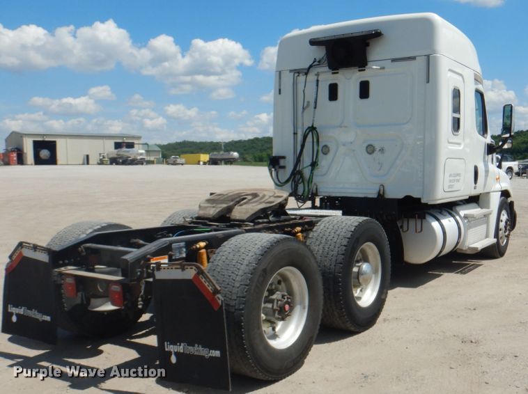image for item JY9836 2014 Freightliner Cascadia 125  semi truck