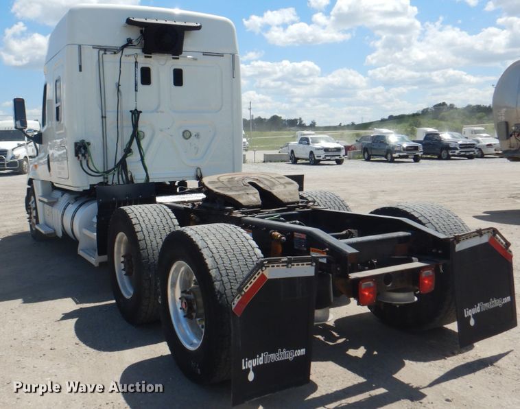 image for item JY9836 2014 Freightliner Cascadia 125  semi truck