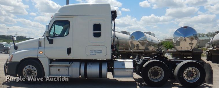 image for item JY9836 2014 Freightliner Cascadia 125  semi truck