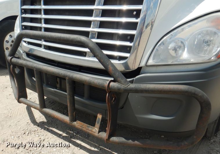 image for item JY9836 2014 Freightliner Cascadia 125  semi truck